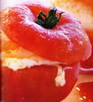 Tomates rellenos con huevos escalfados