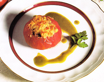 Tomates rellenos con salsa de pimientos