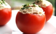 Tomates rellenos de bonito con mahonesa al yogur