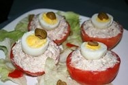 Tomates rellenos de crema de atún con alcaparras