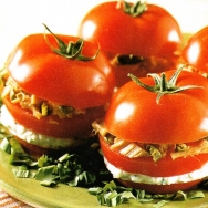 Tomates rellenos de queso y atún