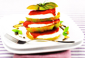 Torre de tomate con paté de olivas