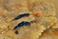 Tortelletti de faisán con gelatina de trufas y sopa de azafrán
