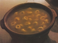 Tortellini con caldo de carne
