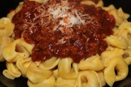 Tortellinis de carne a la boloñesa