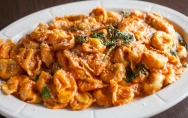 Tortellinis de queso con salsa de tomate y olivas