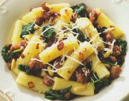 Tortiglioni con salchichas y espinacas