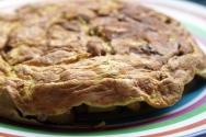 Tortilla de berenjenas con pasas y piñones