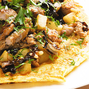 Tortilla de butifarra cruda, cebolla, queso azul y pera