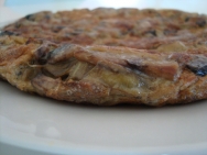 Tortilla de patatas y alcachofas