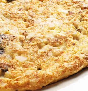 Tortilla esponjosa de butifarra de huevo, patata y cebolla