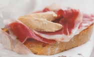Tostada de jamón ibérico con foie gras a la sal