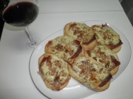 Tostadas con jamón y crema de queso azul