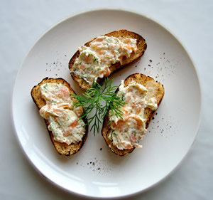 Tostadas danesas con salmón