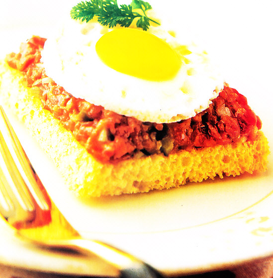 Tostadita de tártaro de carne con huevos de codorniz