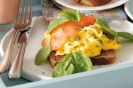 Tostas con huevos y ahumados