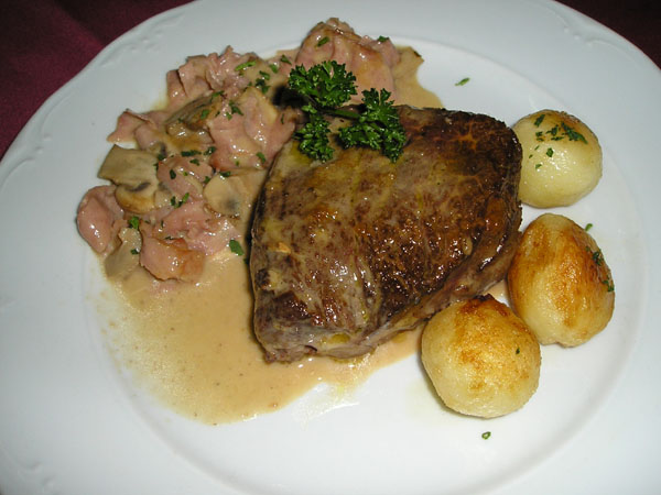 Tournedos con pepinillos y bacon