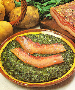 Trinchado de col con tocino (trinxat amb rosta)
