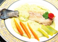 Trucha al vapor con salsa de huevo
