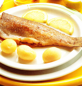 Truchas fritas con patatas al vapor
