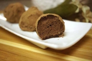 Trufas cortadas de queso y chocolate sin azúcar