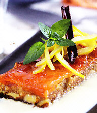 Turrón de miel con membrillo y salsa de caramelo y canela