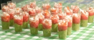 Vasitos de aguacate, tomate y surimi