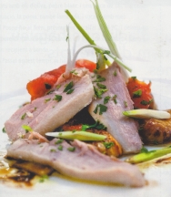 Ventresca de atún con berenjena y tomate confitado