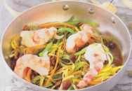 Verduras al vapor con langostinos y vinagreta de pasas
