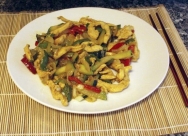 Verduras con pollo, coco y curry
