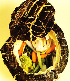 Verduras y calamares con hojaldre negro