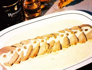 Vitello tonnato con salsa de anchoas y atún