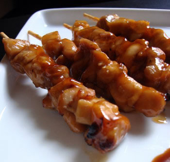 Yakitoris ( Brochetas japonesas de bonito)