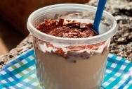 Yogur con copos de chocolate