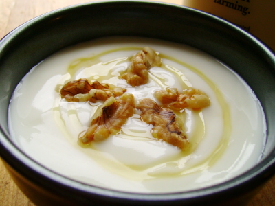 Yogur con miel y nueces.