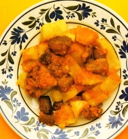 Yuca frita con chicharrón
