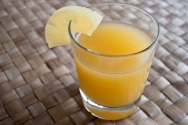 Zumo de piña y albaricoque